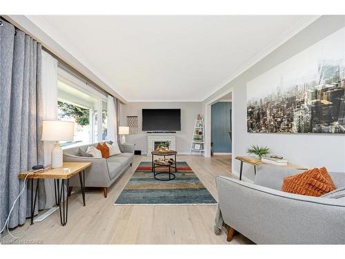 349 Delrex Boulevard, Halton Hills, ON - Indoor Photo Showing Living Room