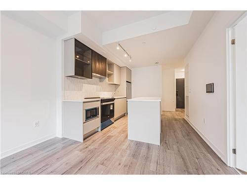 721-395 Dundas Street W, Oakville, ON - Indoor Photo Showing Kitchen