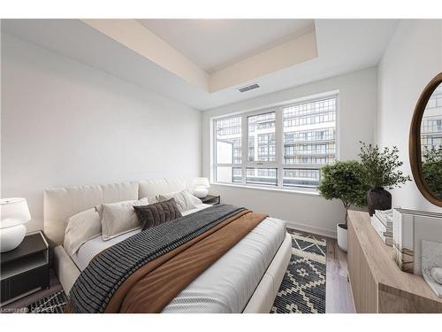 721-395 Dundas Street W, Oakville, ON - Indoor Photo Showing Bedroom