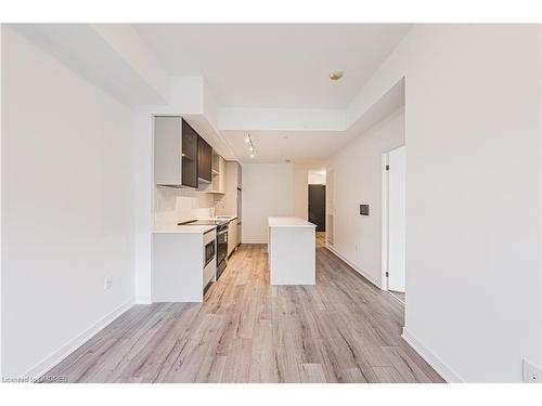 721-395 Dundas Street W, Oakville, ON - Indoor Photo Showing Kitchen