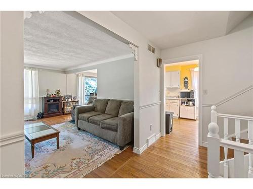 75 Maureen Avenue, Welland, ON - Indoor Photo Showing Living Room