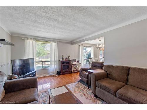 75 Maureen Avenue, Welland, ON - Indoor Photo Showing Living Room