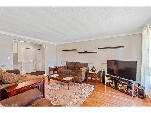 75 Maureen Avenue, Welland, ON - Indoor Photo Showing Living Room