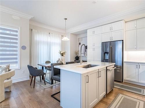 95 Viva Gardens Gardens, Oakville, ON - Indoor Photo Showing Kitchen With Upgraded Kitchen