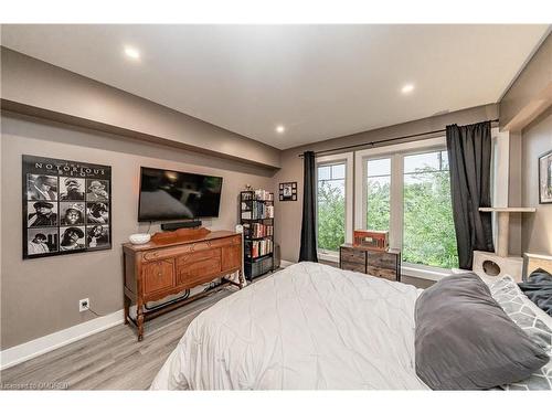 102-4 Tree Tops Lane, Huntsville, ON - Indoor Photo Showing Bedroom