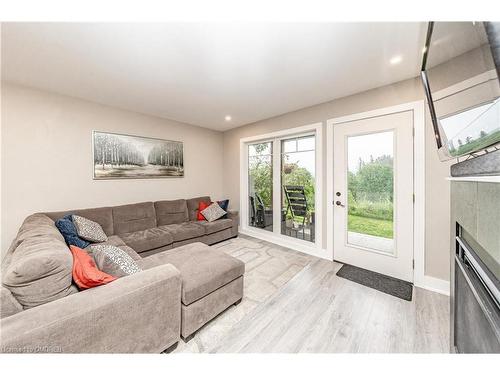 102-4 Tree Tops Lane, Huntsville, ON - Indoor Photo Showing Living Room