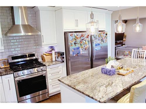 5153 Bunton Crescent, Burlington, ON - Indoor Photo Showing Kitchen With Upgraded Kitchen