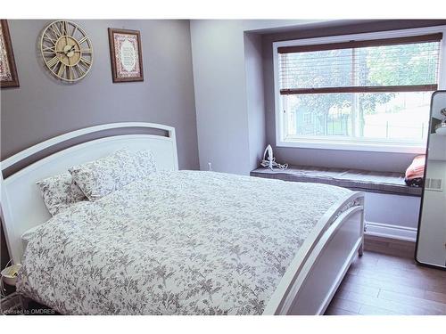 5153 Bunton Crescent, Burlington, ON - Indoor Photo Showing Bedroom