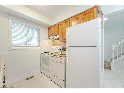 19-561 Childs Drive, Milton, ON - Indoor Photo Showing Kitchen