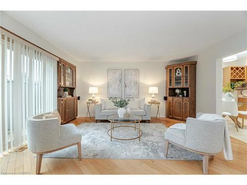 19-561 Childs Drive, Milton, ON - Indoor Photo Showing Living Room