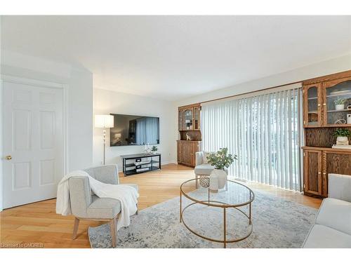 19-561 Childs Drive, Milton, ON - Indoor Photo Showing Living Room