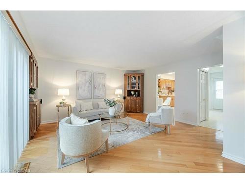 19-561 Childs Drive, Milton, ON - Indoor Photo Showing Living Room