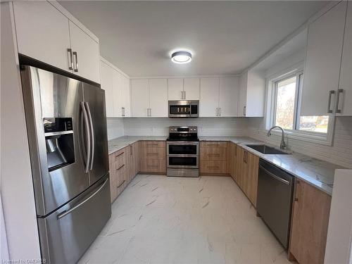 32 Bendingroad Crescent, St. Catharines, ON - Indoor Photo Showing Kitchen