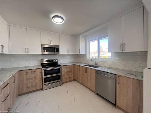 32 Bendingroad Crescent, St. Catharines, ON - Indoor Photo Showing Kitchen