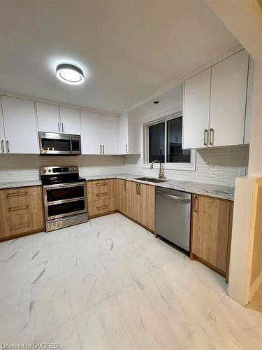 32 Bendingroad Crescent, St. Catharines, ON - Indoor Photo Showing Kitchen