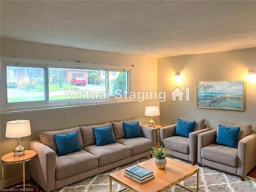 32 Bendingroad Crescent, St. Catharines, ON - Indoor Photo Showing Living Room