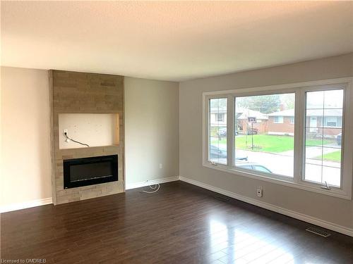 32 Bendingroad Crescent, St. Catharines, ON - Indoor Photo Showing Living Room With Fireplace