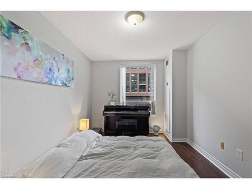 320-385 Prince Of Wales Drive, Mississauga, ON - Indoor Photo Showing Bedroom