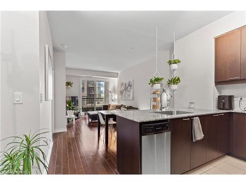 320-385 Prince Of Wales Drive, Mississauga, ON - Indoor Photo Showing Kitchen