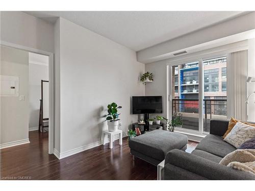 320-385 Prince Of Wales Drive, Mississauga, ON - Indoor Photo Showing Living Room