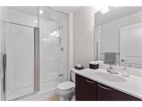 320-385 Prince Of Wales Drive, Mississauga, ON - Indoor Photo Showing Bathroom