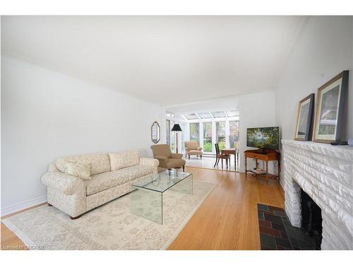 374 Spruce Street, Oakville, ON - Indoor Photo Showing Living Room