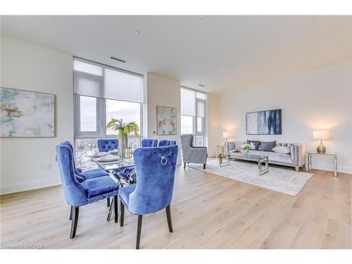 812-509 Dundas Street W, Oakville, ON - Indoor Photo Showing Living Room