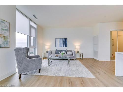 812-509 Dundas Street W, Oakville, ON - Indoor Photo Showing Living Room