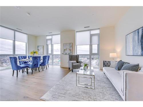 812-509 Dundas Street W, Oakville, ON - Indoor Photo Showing Living Room