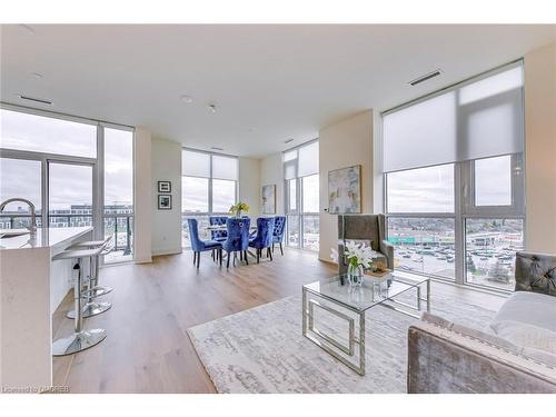 812-509 Dundas Street W, Oakville, ON - Indoor Photo Showing Living Room