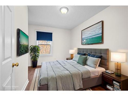 Upper-15 Melrose Avenue N, Hamilton, ON - Indoor Photo Showing Bedroom