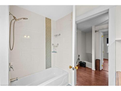 Upper-15 Melrose Avenue N, Hamilton, ON - Indoor Photo Showing Bathroom