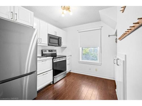 Upper-15 Melrose Avenue N, Hamilton, ON - Indoor Photo Showing Kitchen