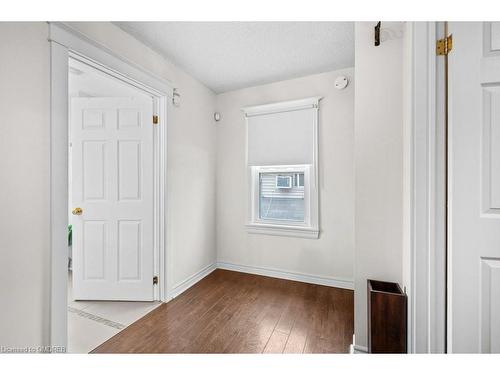 Upper-15 Melrose Avenue N, Hamilton, ON - Indoor Photo Showing Other Room