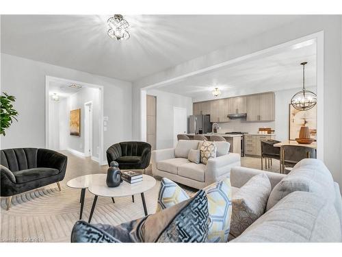 1058 Thompson Drive, Oshawa, ON - Indoor Photo Showing Living Room