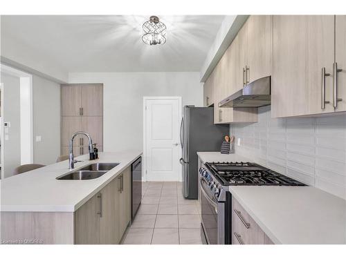 1058 Thompson Drive, Oshawa, ON - Indoor Photo Showing Kitchen With Double Sink With Upgraded Kitchen