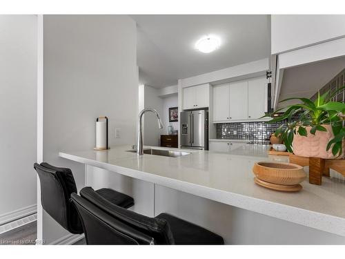 84-61 Soho Street, Stoney Creek, ON - Indoor Photo Showing Kitchen With Upgraded Kitchen