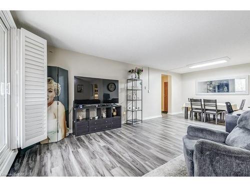 302-6 Shettleston Drive, Cambridge, ON - Indoor Photo Showing Living Room