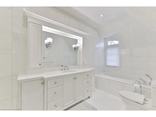 241 Roseland Crescent, Burlington, ON - Indoor Photo Showing Bathroom