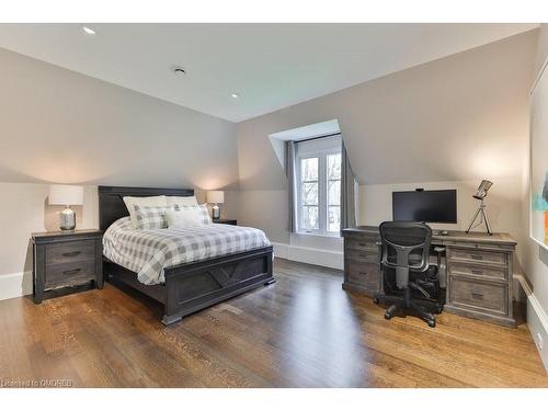 241 Roseland Crescent, Burlington, ON - Indoor Photo Showing Bedroom