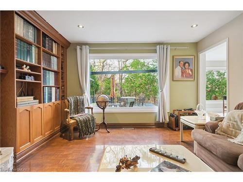 1106 Fieldstone Circle, Oakville, ON - Indoor Photo Showing Living Room