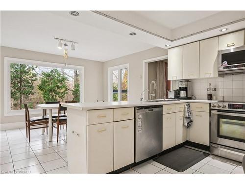 1106 Fieldstone Circle, Oakville, ON - Indoor Photo Showing Kitchen With Stainless Steel Kitchen