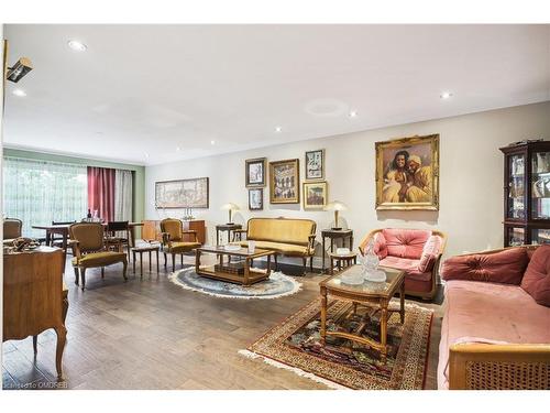 1106 Fieldstone Circle, Oakville, ON - Indoor Photo Showing Living Room