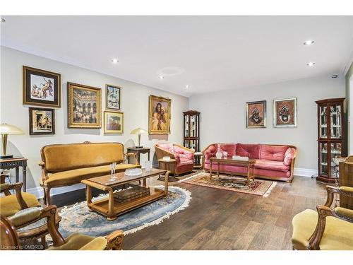 1106 Fieldstone Circle, Oakville, ON - Indoor Photo Showing Living Room