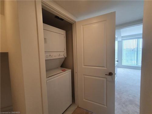 325-3078 Sixth Line, Oakville, ON - Indoor Photo Showing Laundry Room