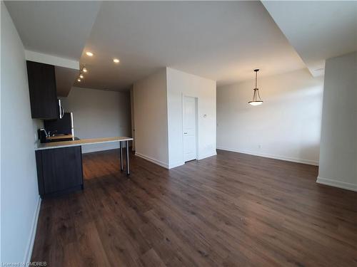 325-3078 Sixth Line, Oakville, ON - Indoor Photo Showing Kitchen