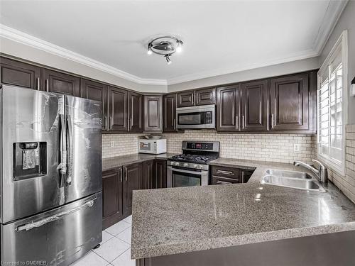 5930 Bassinger Place, Mississauga, ON - Indoor Photo Showing Kitchen With Double Sink With Upgraded Kitchen