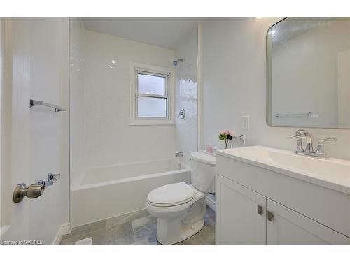 196 Queensdale Avenue E, Hamilton, ON - Indoor Photo Showing Bathroom