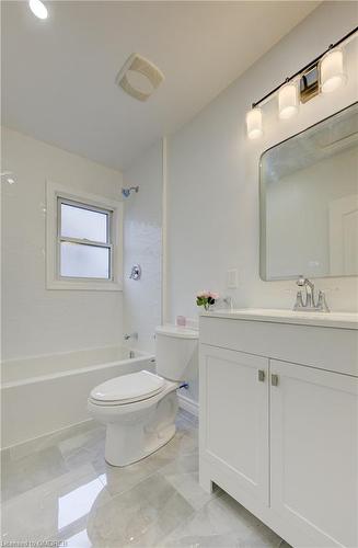 196 Queensdale Avenue E, Hamilton, ON - Indoor Photo Showing Bathroom