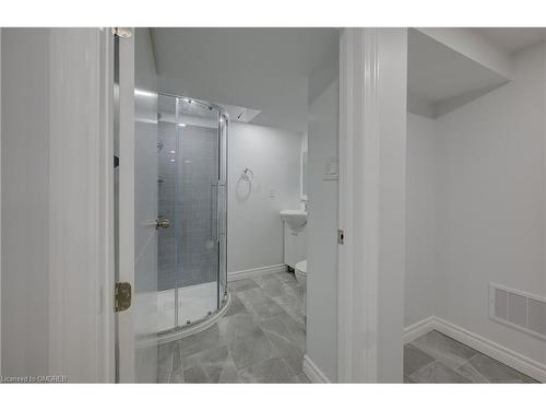 196 Queensdale Avenue E, Hamilton, ON - Indoor Photo Showing Bathroom